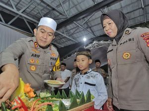 Senyum Anak Yatim Saat Diajak Buka Bersama di Rumdin Kapolres Blitar