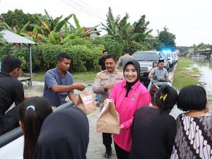 Terjang Banjir, Kapolres Grobogan Bagikan Takjil dan Nasi Kotak Terjang Banjir, Kapolres Grobogan Bagikan Takjil dan Nasi Kotak