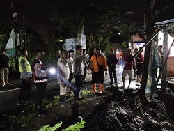 Polisi-BPBD Bantu Evakuasi Warga Probolinggo-Bagikan Sahur