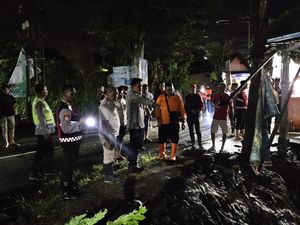 Polisi-BPBD Bantu Evakuasi Warga Probolinggo-Bagikan Sahur Polisi-BPBD Bantu Evakuasi Warga Probolinggo-Bagikan Sahur