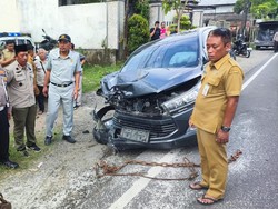Mobil Rombongan Kadinsos Trenggalek Tabrak Motor, 2 Orang Tewas