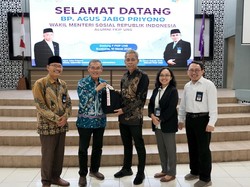 UNS Anugerahi Wamensos Agus Jabo Priyono Gelar Alumni Terbaik