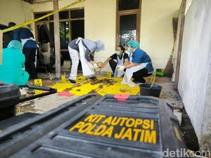 Kerangka Manusia dalam Mobil di Asrama Polisi Gresik Baru Dievakuasi