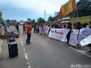 Mahasiswa UNM Demo Tuntut Dosen Pria Diduga Lecehkan Mahasiswa Ditindak Mahasiswa UNM Demo Tuntut Dosen Pria Diduga Lecehkan Mahasiswa Ditindak
