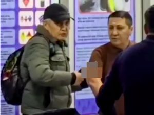 Pahlawan Bandara Almaty: Pria Ini Rela Jadi Sandera Demi Selamatkan Wanita Pahlawan Bandara Almaty: Pria Ini Rela Jadi Sandera Demi Selamatkan Wanita