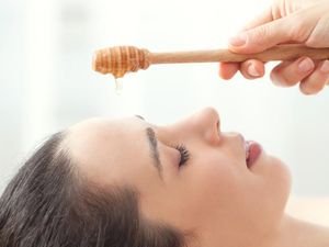 Apakah Madu Bisa Menghilangkan Bekas Jerawat? Begini Kata Pakar Apakah Madu Bisa Menghilangkan Bekas Jerawat? Begini Kata Pakar