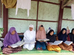 Syahdu Lantunan Al-Quran Nenek-nenek di Pondok Lansia Blitar