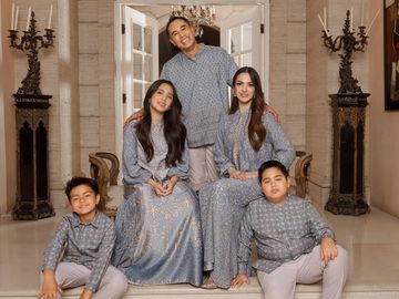 8 Gaya Nia Ramadhani & Keluarga Foto Pakai Baju Lebaran, Mikhayla Curi Atensi