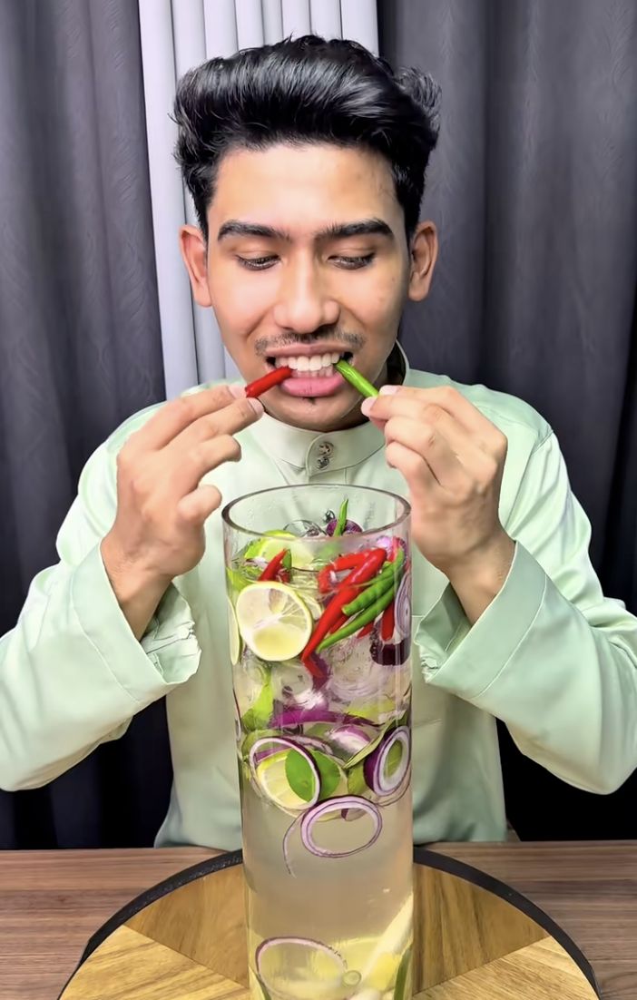 Nyeleneh! TikToker Ini Buka Puasa Pakai Air Soda Bumbu Tomyam