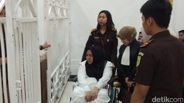 Drama Skincare Berlanjut: Mira Hayati Bebas Rutan, Kini Dikurung di Rumah! Dari Balik Jeruji ke Balik Gorden: Bos Skincare Mira Hayati Jadi Tahanan Drama Skincare Berlanjut: Mira Hayati Bebas Rutan, Kini Dikurung di Rumah! Dari Balik Jeruji ke Balik Gorden: Bos Skincare Mira Hayati Jadi Tahanan