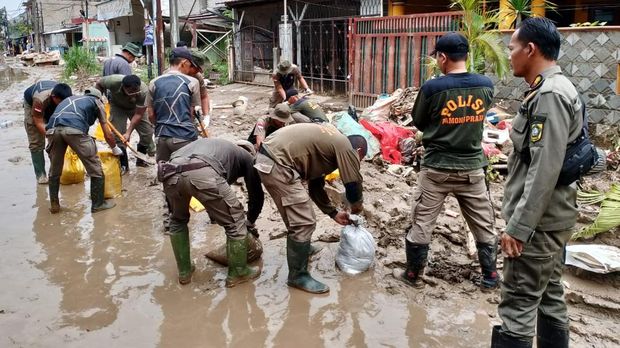 Pembersihan lumpur sisa banjir di Bojongkulur, Kabupaten Bogor, Jabar, Selasa (11/3/2025).