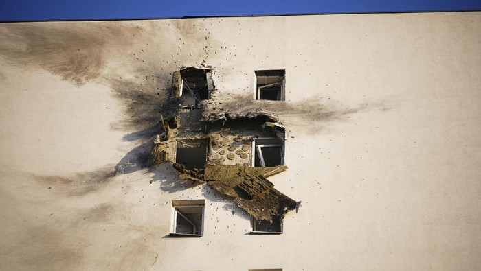 Penampakan Apartemen di Rusia Terkena Serangan Drone Ukraina This photo shows an apartment building, top, where the downed Ukrainian drone fell at an area in Sapronovo village outside Moscow, Russia, on Tuesday, March 11, 2025. (AP Photo)