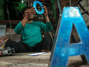 Mengenal Perajin Reklame Huruf Timbul di Pinggir Kali Ciliwung Mengenal Perajin Reklame Huruf Timbul di Pinggir Kali Ciliwung
