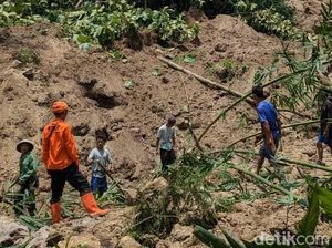 Longsor di Tonjong Brebes, Petani 80 Tahun Hilang Tertimbun Longsor di Tonjong Brebes, Petani 80 Tahun Hilang Tertimbun