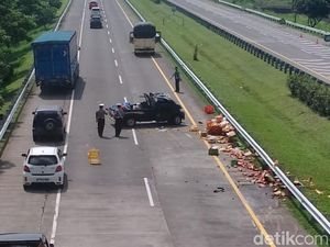 Pikap Hantam Guadrail Tol Gempas gegara Ban Pecah Pikap Hantam Guadrail Tol Gempas gegara Ban Pecah