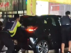 Ruas Jalan di Pondok Aren Tangsel Tergenang, Mobil Mogok Ruas Jalan di Pondok Aren Tangsel Tergenang, Mobil Mogok