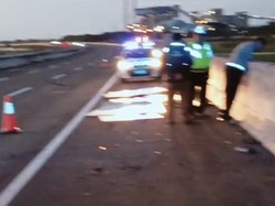 Truk Terjun di Tol Cibitung, Muatan Pelat Besi Berhamburan di Bahu Jalan