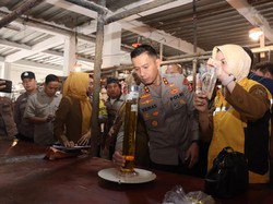 Polisi Temukan Isi Minyakita Tak Seusai Ukuran Saat Sidak di Pasar Cilegon