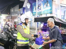 Gelar Patroli Sahur On The Road, Polres Banjarnegara Bagikan Nasi Boks ke Warga