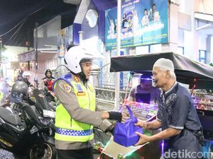 Gelar Patroli Sahur On The Road, Polres Banjarnegara Bagikan Nasi Boks ke Warga Gelar Patroli Sahur On The Road, Polres Banjarnegara Bagikan Nasi Boks ke Warga