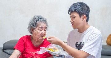 Remaja Ini Hemat Uang Makan dan Kerja di Kedai Kwetiau Demi Neneknya