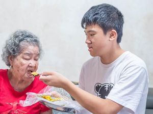 Kisah Haru Remaja Yatim Piatu yang Berjuang demi Sang Nenek Kisah Haru Remaja Yatim Piatu yang Berjuang demi Sang Nenek