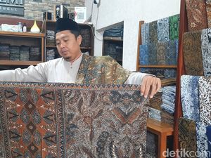 Pria Kudus Bikin 80 Motif Sarung hingga Laku Sampai Mancanegara Pria Kudus Bikin 80 Motif Sarung hingga Laku Sampai Mancanegara