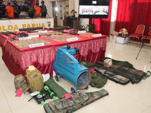 Satpam SMA di Sleman Suplai Senjata ke KKB Papua, Senpi M16 hingga SS1 Disita Satpam SMA di Sleman Suplai Senjata ke KKB Papua, Senpi M16 hingga SS1 Disita
