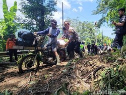 Puluhan Kendaraan Terjebak Longsor di Cimapag Sukabumi, Evakuasi Terhambat