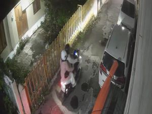 Heboh Teror Penembakan Sasar Mobil Rental di Malang Heboh Teror Penembakan Sasar Mobil Rental di Malang