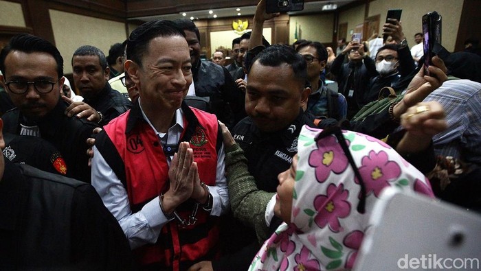 Terdakwa kasus dugaan korupsi impor gula Thomas Lembong mengikuti sidang lanjutan dengan agenda pembacaan tanggapan atas eksepsi di Pengadilan Tipikor, Jakarta, Selasa (11/3/2025).