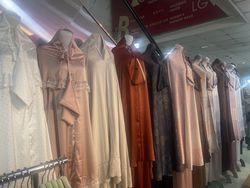 Apakah Mukena Berbahan Tipis Sah untuk Sholat?