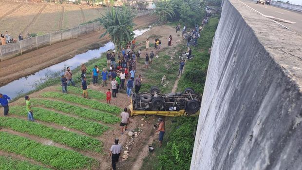 Truk terjun di Tol Cibitung-Priok, Selasa (11/3/2025) sore.