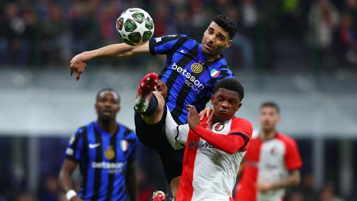 MILAN, ITALY - MARCH 11: Mehdi Taremi of FC Internazionale, in action, is challenged by Givairo Read of Feyenoord during the UEFA Champions League 2024/25 UEFA Champions League 2024/25 Round of 16 Second Leg match between FC Internazionale Milano and Feyenoord at  on March 11, 2025 in Milan, Italy. (Photo by Francesco Scaccianoce - Inter/Inter via Getty Images)
