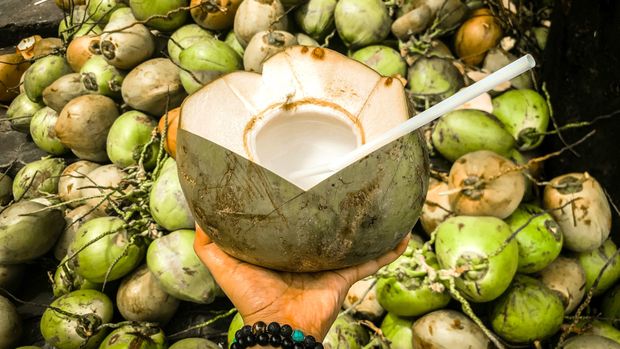 Air kelapa muda/ Foto: Unsplash.com/Meimei Ismail