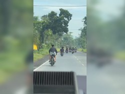 Remaja Ejek Polisi sambil Angkat Bokong saat Balap Liar, Endingnya Nangis Sesenggukan