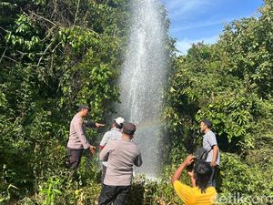 Sumur Bor di Sumenep Semburkan Air Setinggi 20 Meter, Aroma Gas Menyengat Sumur Bor di Sumenep Semburkan Air Setinggi 20 Meter, Aroma Gas Menyengat