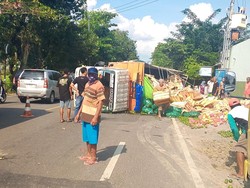 Truk Muat Jeruk Terguling Ditabrak Avanza di Bojonegoro