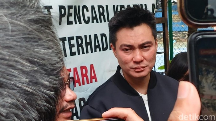Baim Wong Baim Wong menghadiri sidang cerai tanpa Paula Verhoeven.