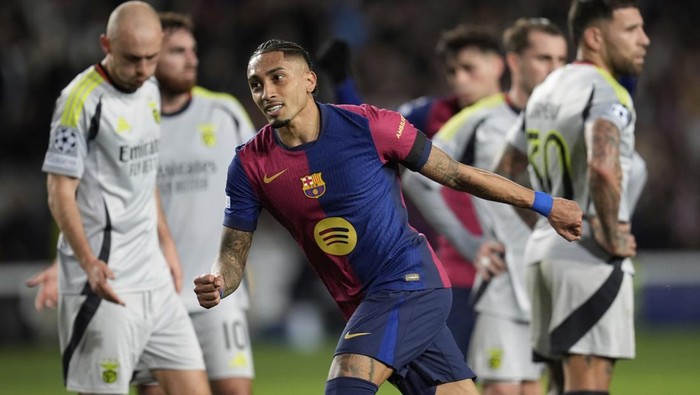 Barcelonas Raphinha celebrates after scoring his sides third goal during the Champions League round of 16 second leg soccer match between FC Barcelona and SL Benfica at the Lluis Companys Olympic Stadium in Barcelona, Spain, Tuesday, March 11, 2025. (AP Photo/Emilio Morenatti)