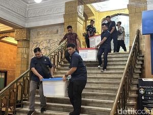 6 Boks Dokumen Diamankan Usai 11 Jam Penggeledahan Kantor PTPN I Surabaya 6 Boks Dokumen Diamankan Usai 11 Jam Penggeledahan Kantor PTPN I Surabaya