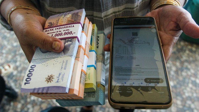 Berburu Uang Baru untuk Persiapan Lebaran Warga menampilkan duit dan bukti pendaftaraan lewat aplikasi setelah menukarkan potongan duit gres pada kendaraan beroda empat kas keliling Bank Indonesia di Masjid Nurul Hidayah Kelapa Lima, Kota Kupang, Nusa Tenggara Timur, Jumat (7/3/2025). Kantor Perwakilan Bank Indonesia (BI) Provinsi Nusa Tenggara Timur kembali membuka layanan penukaran duit gres untuk memudahkan transaksi serta menyanggupi keperluan penduduk akan duit potongan gres selama Ramadhan dan Idul Fitri. ANTARA FOTO/Mega Tokan/sgd/rwa.