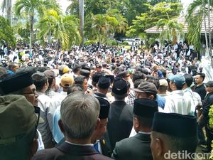 Didemo CASN-PPPK Saat Sertijab, Bupati Bima Janji Perjuangkan Aspirasi Didemo CASN-PPPK Saat Sertijab, Bupati Bima Janji Perjuangkan Aspirasi
