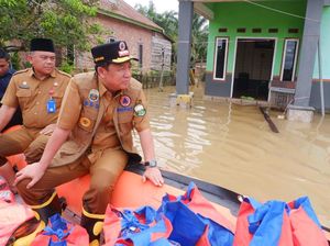 Peduli Korban Banjir, Bupati Muaro Jambi Tinjau Lokasi dan Salurkan Bantuan Peduli Korban Banjir, Bupati Muaro Jambi Tinjau Lokasi dan Salurkan Bantuan