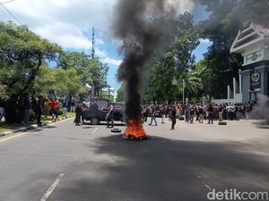 Driver Ojol Demo di Kantor Gubernur Sulsel, Massa Tutup Jalan Urip Sumoharjo