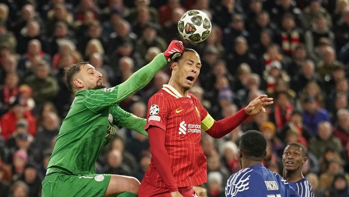 Tinjuan kiper PSG Gianluigi Donnarumma di markas Liverpool. Foto: AP/Dave Thompson