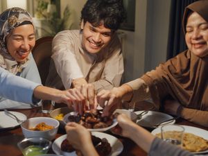 Bolehkah Makan dan Minum Sebelum Salat Idul Fitri? Simak Penjelasannya Bolehkah Makan dan Minum Sebelum Salat Idul Fitri? Simak Penjelasannya