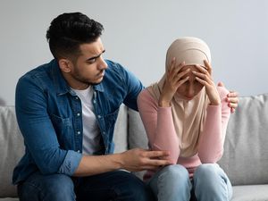 Suami Diam-diam Memberi Uang Orang Tua Tanpa Istri Tahu, Bolehkah? Suami Diam-diam Memberi Uang Orang Tua Tanpa Istri Tahu, Bolehkah?