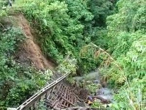 Jembatan Penghubung Desa di Kaur Putus, Warga Berenang Seberangi Sungai Jembatan Penghubung Desa di Kaur Putus, Warga Berenang Seberangi Sungai