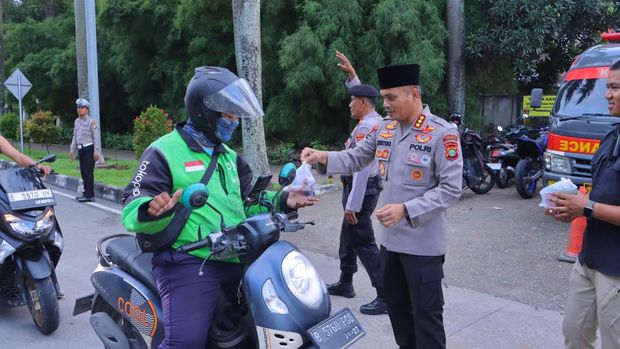 Kapolres Metro Bekasi Kombes Mustofa turun ke jalana membagikan takjil kepada pengedara.